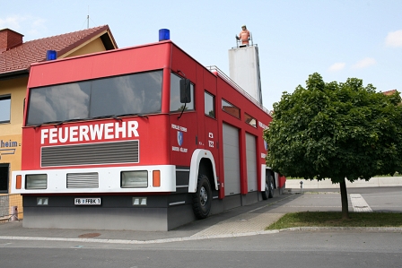 Das Feuerwehrhaus in Bairisch-Kölldorf wurde erbaut in Form eines Feuerwehrautos.